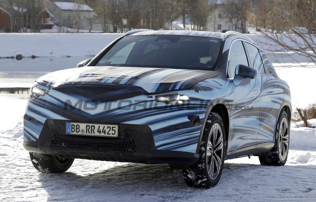 Mercedes GLC 2026: la nuova generazione del SUV inizia a scoprirsi [FOTO SPIA]