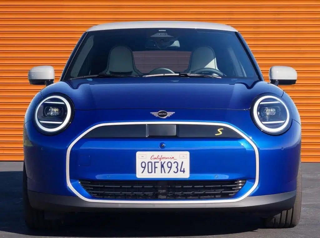 Mini: rinviata la produzione di auto elettriche allo stabilimento di Oxford