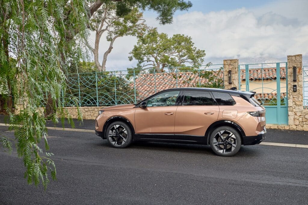 Opel Grandland Electric raggiunge il “Cabanon” di Le Corbusier patrimonio Unesco