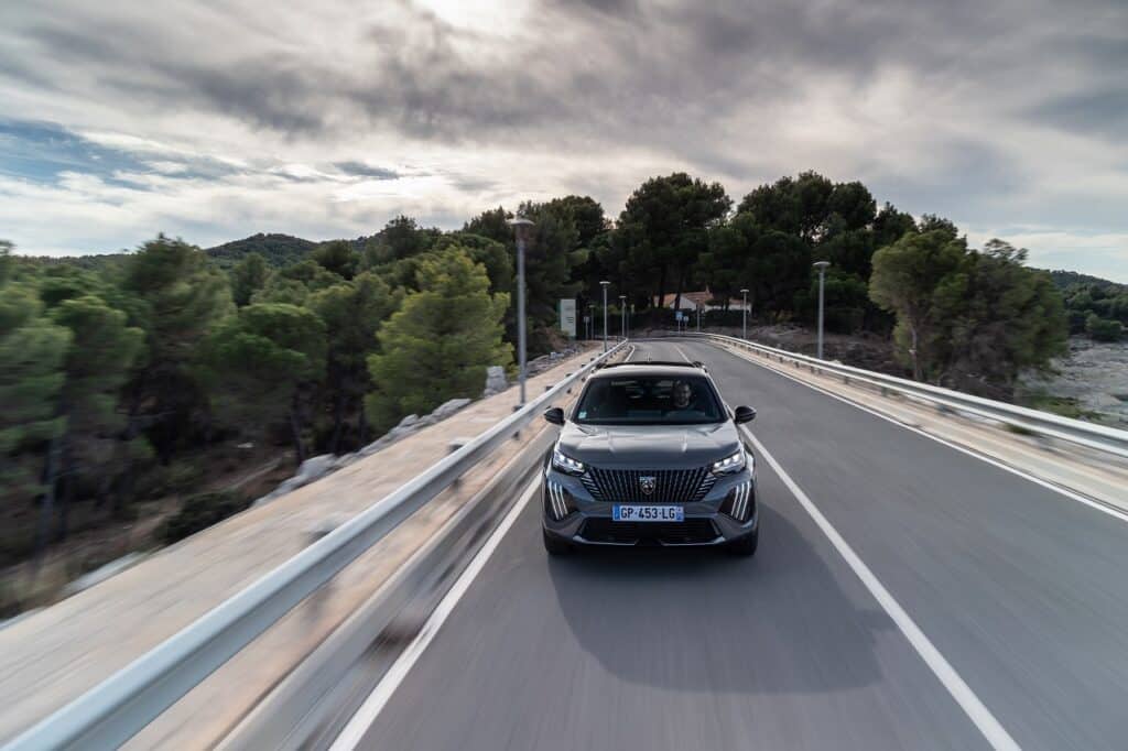 Peugeot E-2008: youtuber mostra come viaggiare in elettrico sia semplice come con un veicolo termico