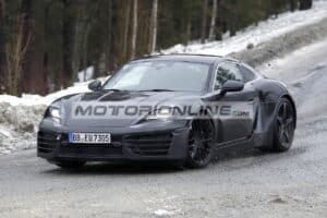 Porsche Cayman 2026: l’elettrica si mostra in strada [FOTO SPIA]