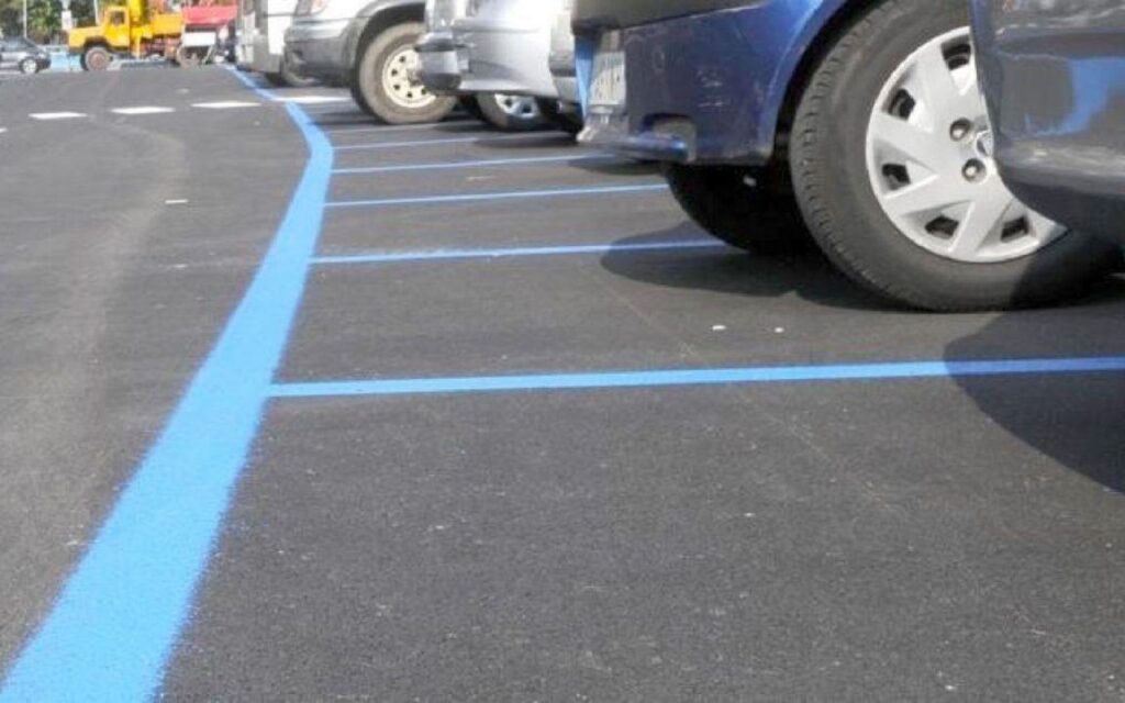 Roma: raffica di multe per auto elettriche e ibride sulle strisce blu, ecco il motivo