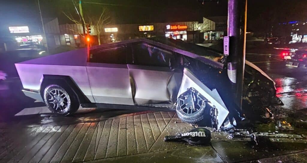 Tesla Cybertruck si schianta contro un palo con il Full Self-Driving attivo: le immagini diventano virali