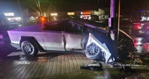 Tesla Cybertruck si schianta contro un palo con il Full Self-Driving attivo: le immagini diventano virali