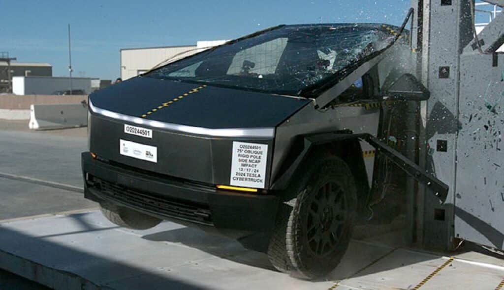 Tesla Cybertruck ottiene 5 stelle per la sicurezza nei crash test di NHTSA [VIDEO]