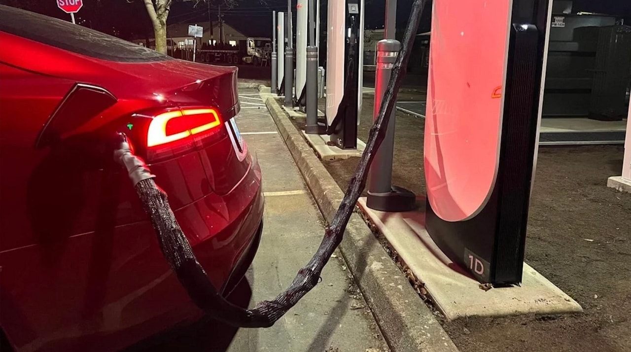 Tesla testa nuovi metodi per combattere il furto di cavi nei Supercharger