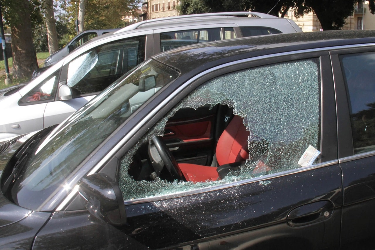 Forlì, danneggiano decine di auto in sosta: “L’abbiamo fatto per divertirci”