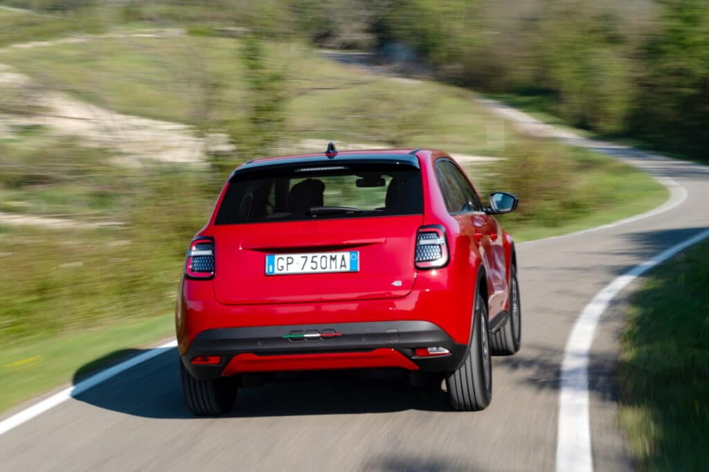 Fiat 600e 2025: prezzo, foto, dimensioni, allestimenti