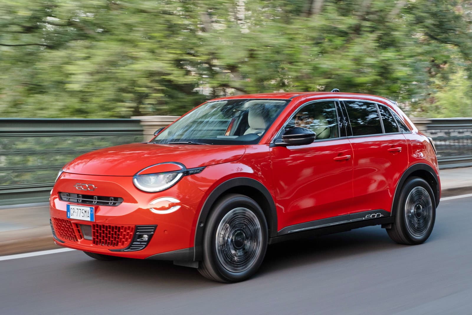 Fiat 600e 2025: prezzo, foto, dimensioni, allestimenti