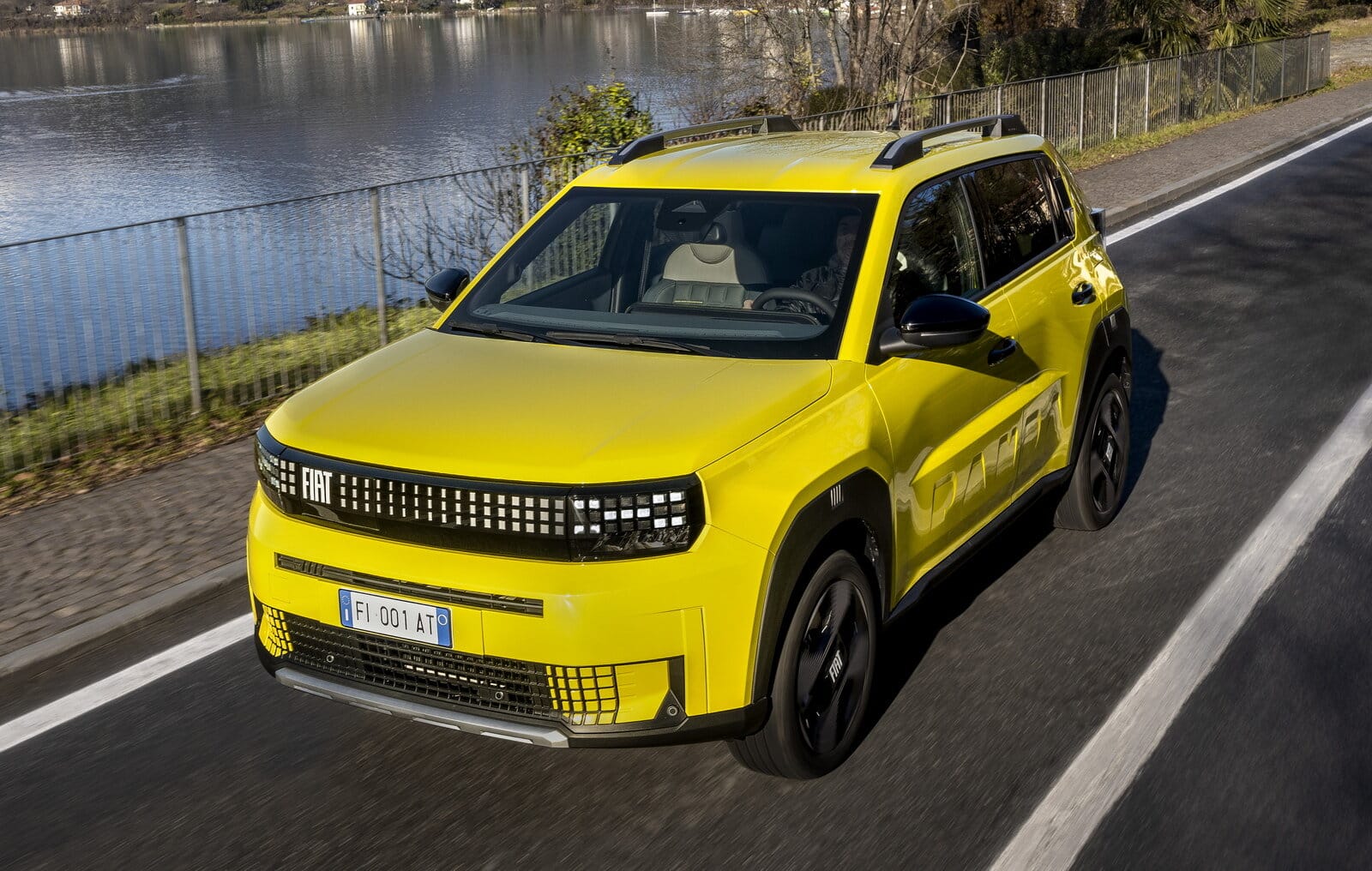 Fiat Grande Panda Hybrid 2025: prezzo, foto, dimensioni, interni