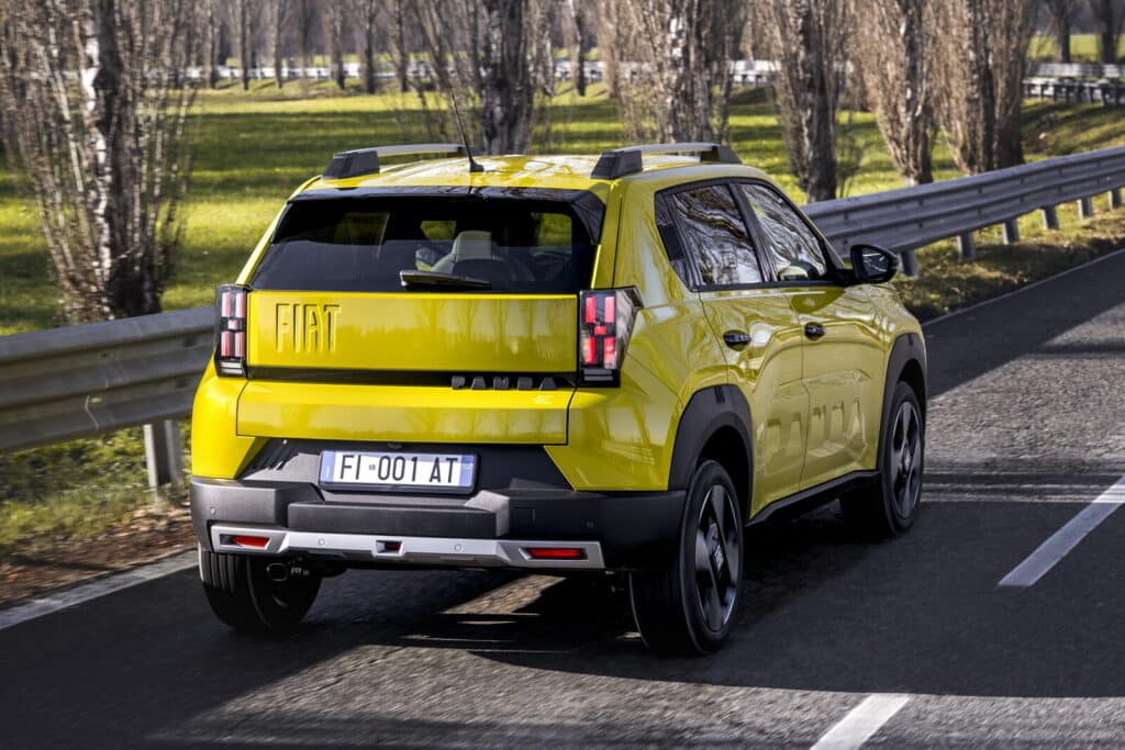 Fiat Grande Panda Hybrid 2025: prezzo, foto, dimensioni, interni