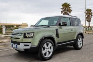 Land Rover Defender 2025: prezzo, foto, dimensioni, interni