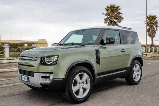 Land Rover Defender 2025: prezzo, foto, dimensioni, interni