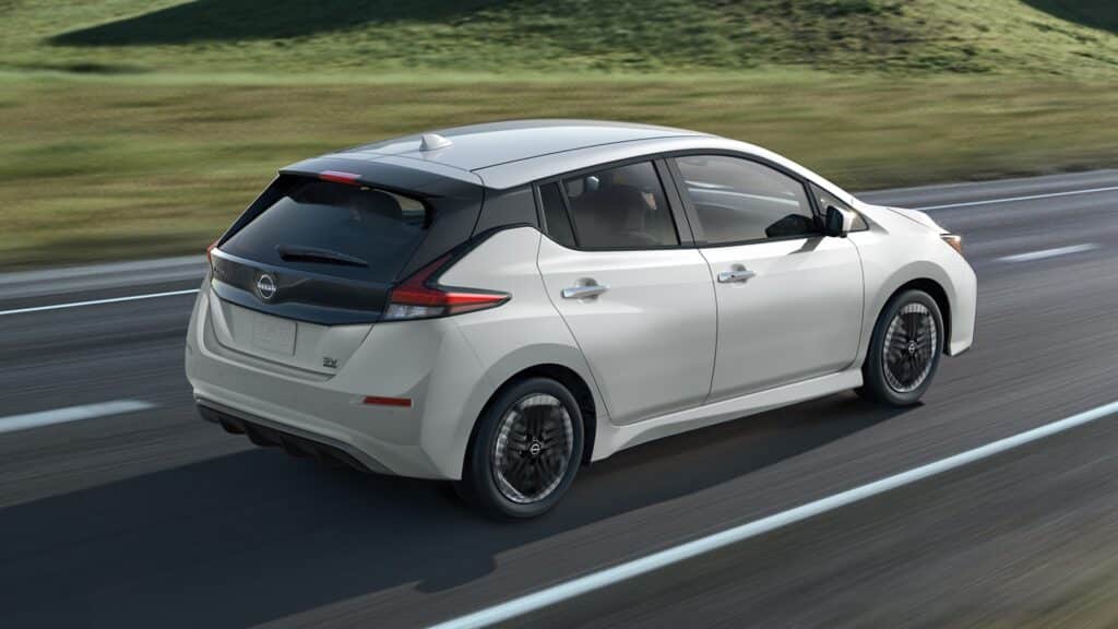 Nissan Leaf 2025: prezzo, foto, dimensioni, interni