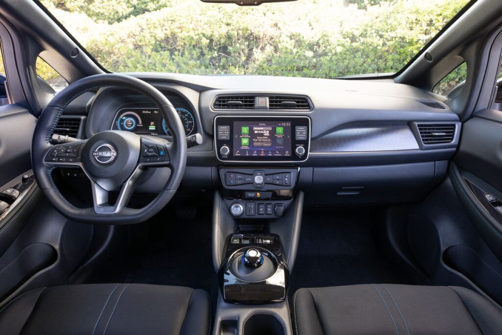 Nissan Leaf 2025: prezzo, foto, dimensioni, interni