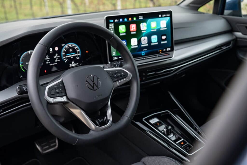 Volkswagen Golf eHybrid 2025: prezzo, foto, dimensioni, interni