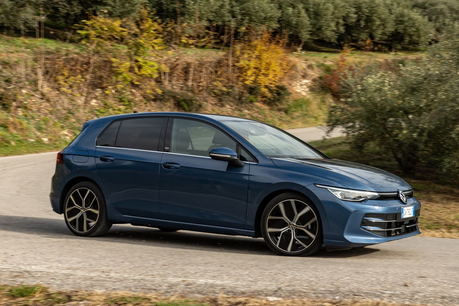 Volkswagen Golf eHybrid 2025: prezzo, foto, dimensioni, interni