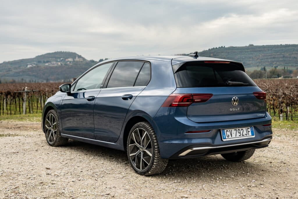 Volkswagen Golf eHybrid 2025: prezzo, foto, dimensioni, interni