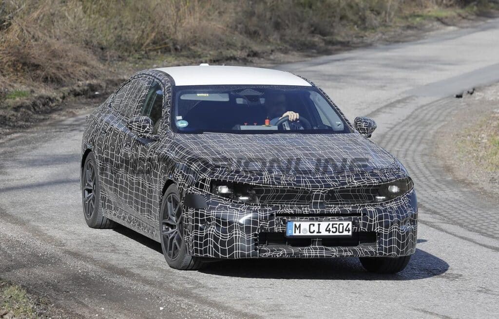 BMW Serie 5 2026: la berlina abbraccia lo stile Neue Klasse [FOTO SPIA]