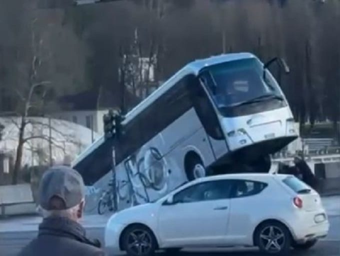 Torino, bus turistico precipita nel fiume Po: morto l’autista. Andava a prendere una scolaresca [VIDEO]