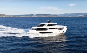Ferretti Yachts Infynito 90: la prova del superyacht da Cannes [VIDEO]
