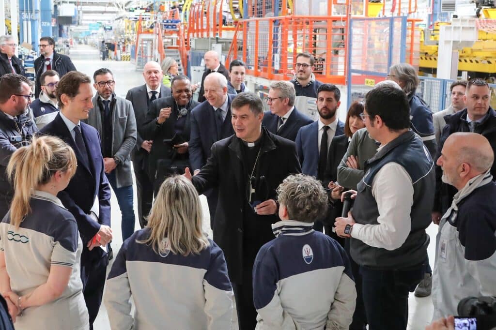 Stellantis Mirafiori: il Cardinale Roberto Repole e John Elkann in visita allo stabilimento