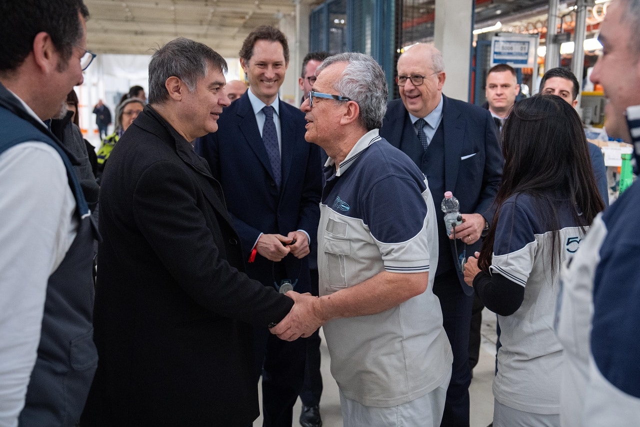 Stellantis Mirafiori: il Cardinale Roberto Repole e John Elkann in visita allo stabilimento