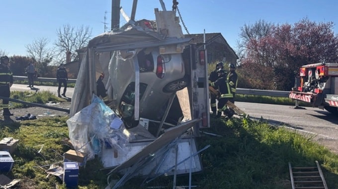 Grave incidente a Ravenna: l’auto finisce dentro al camion