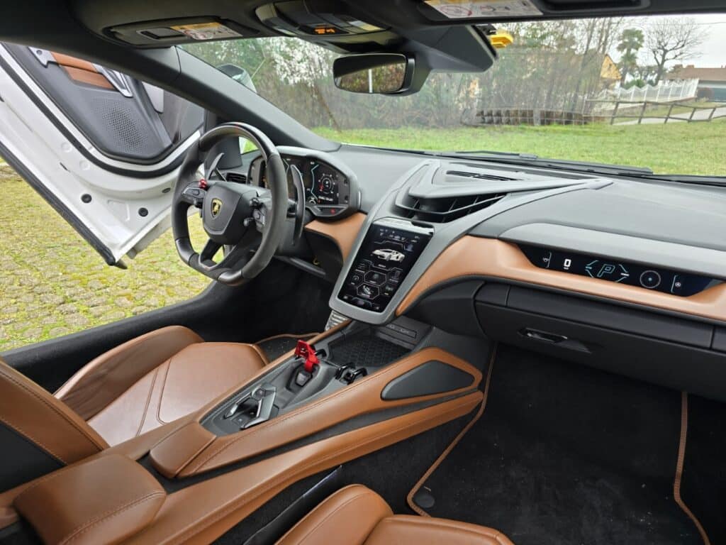 Lamborghini Revuelto 2025 | Com'è & Come Va