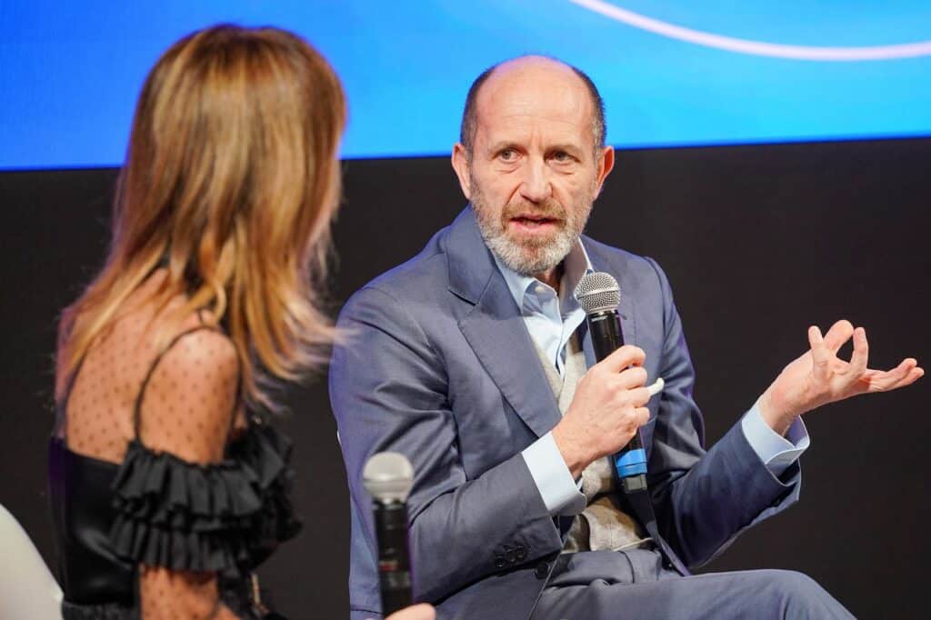 Lancia al fianco delle donne: Luca Napolitano partecipa al talk “Insieme per Proteggere: Dialoghi sulla Violenza di Genere”