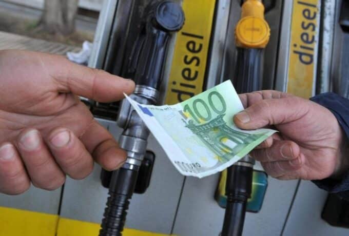 Prezzi benzina: calano i prezzi, prima volta sotto 1,8 €/l da due mesi