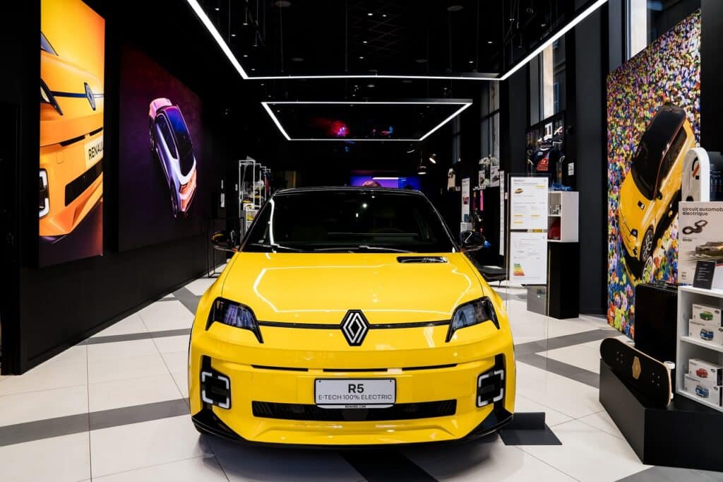 Signify accende il nuovo concept store di Renault a Milano