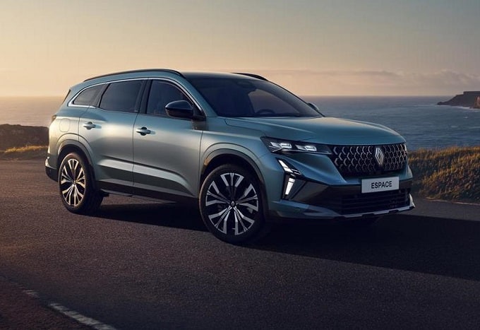 Renault Espace 2025: il restyling ammoderna l’ibrida a tutto spazio [FOTO]
