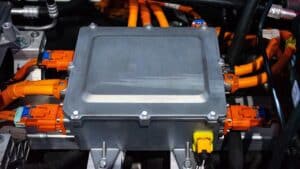 Auto elettriche: sostituire la batteria potrebbe presto costare meno che riparare il motore di un’auto a benzina