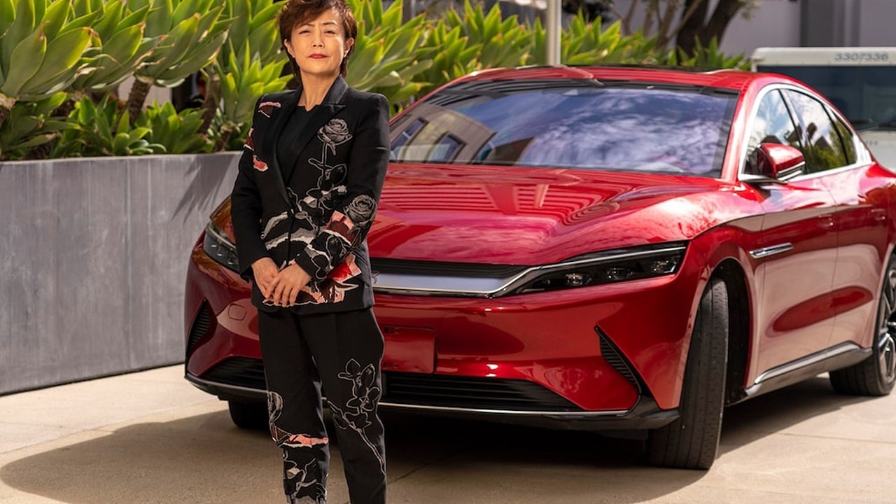 BYD chiama Tesla: “Insieme per sconfiggere le auto termiche”