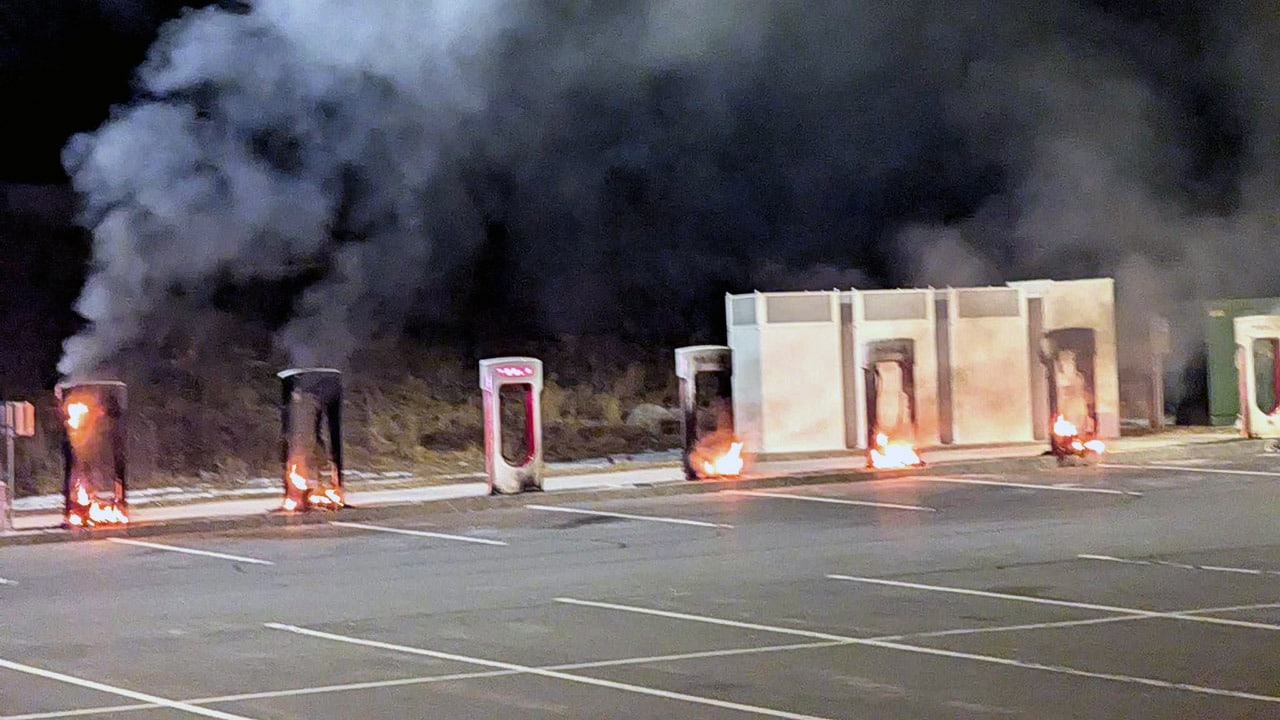 Tesla: le proteste non si placano, uomo si da fuoco per sbaglio nel tentativo di incendiare un supercharger