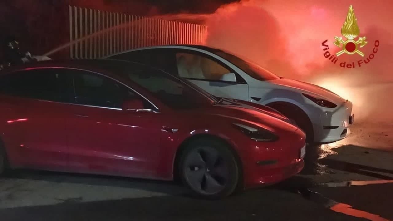 Concessionaria Tesla va a fuoco a Roma: distrutte 17 auto