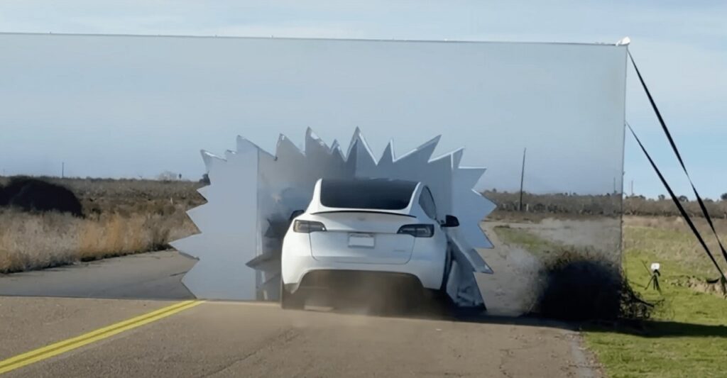 Una Tesla con autopilot fallisce il test contro il finto muro stradale [VIDEO]