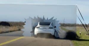 Una Tesla con autopilot fallisce il test contro il finto muro stradale [VIDEO]
