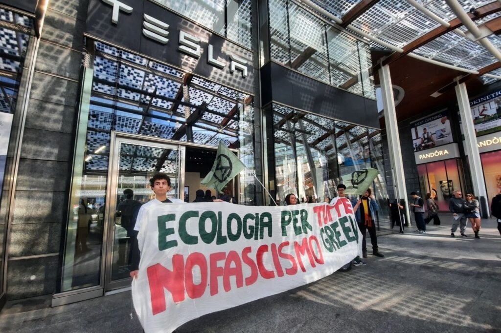 Tesla: gli attivisti di Extinction Rebellion occupano lo store di Milano [VIDEO]