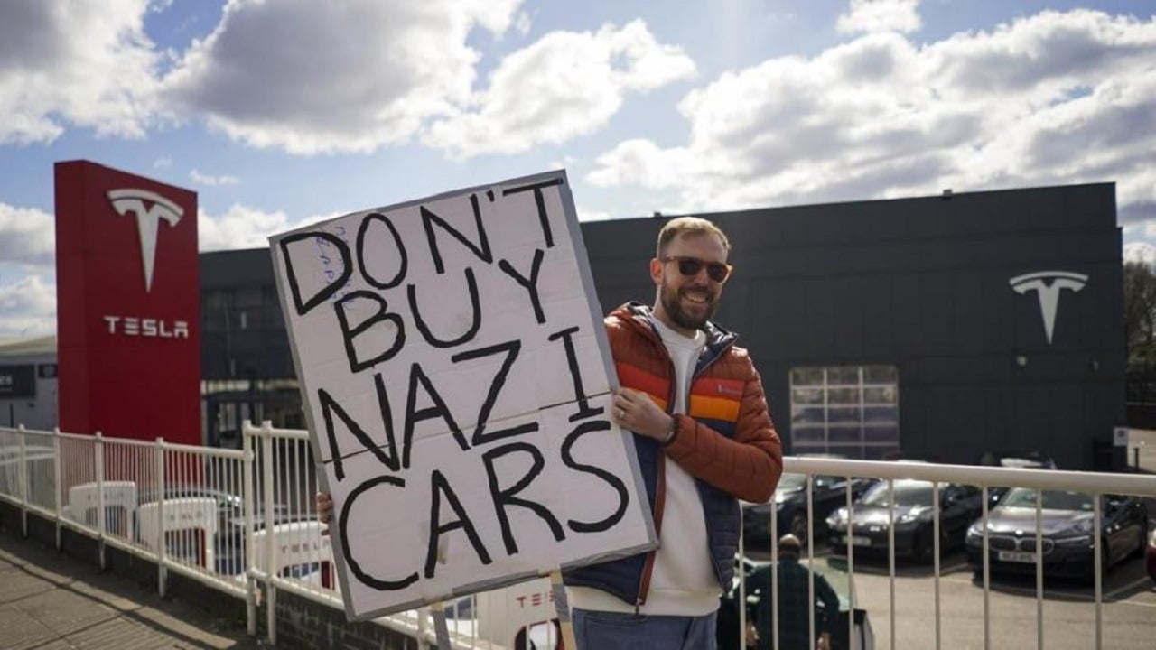 Tesla: anche negli USA esplodono le proteste e si moltiplicano gli atti vandalici