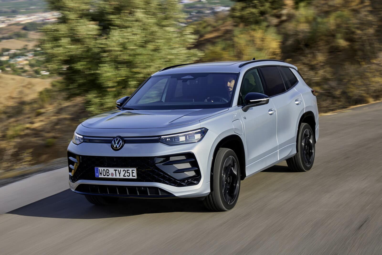 Volkswagen Tayron 2025: prezzo, foto, dimensioni, allestimenti