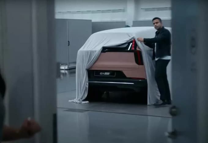 Volvo EX60: l’apparizione a sorpresa che ne svela il posteriore [VIDEO]