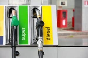 Accise carburanti: di quanto aumenterà il gasolio e scenderà la benzina