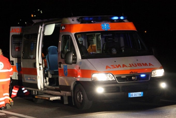 Mette un bimbo alla guida, l’auto parte e rimane schiacciato contro un muro: 42enne in coma