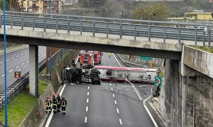 Napoli, si ribalta autocisterna in tangenziale: 20.000 litri di carburante riversati sull’asfalto, strada chiusa
