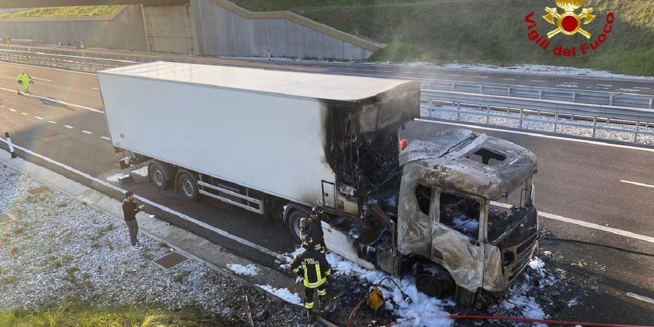 Camion prende fuoco sulla Pedemontana Veneta: morti 92mila pulcini