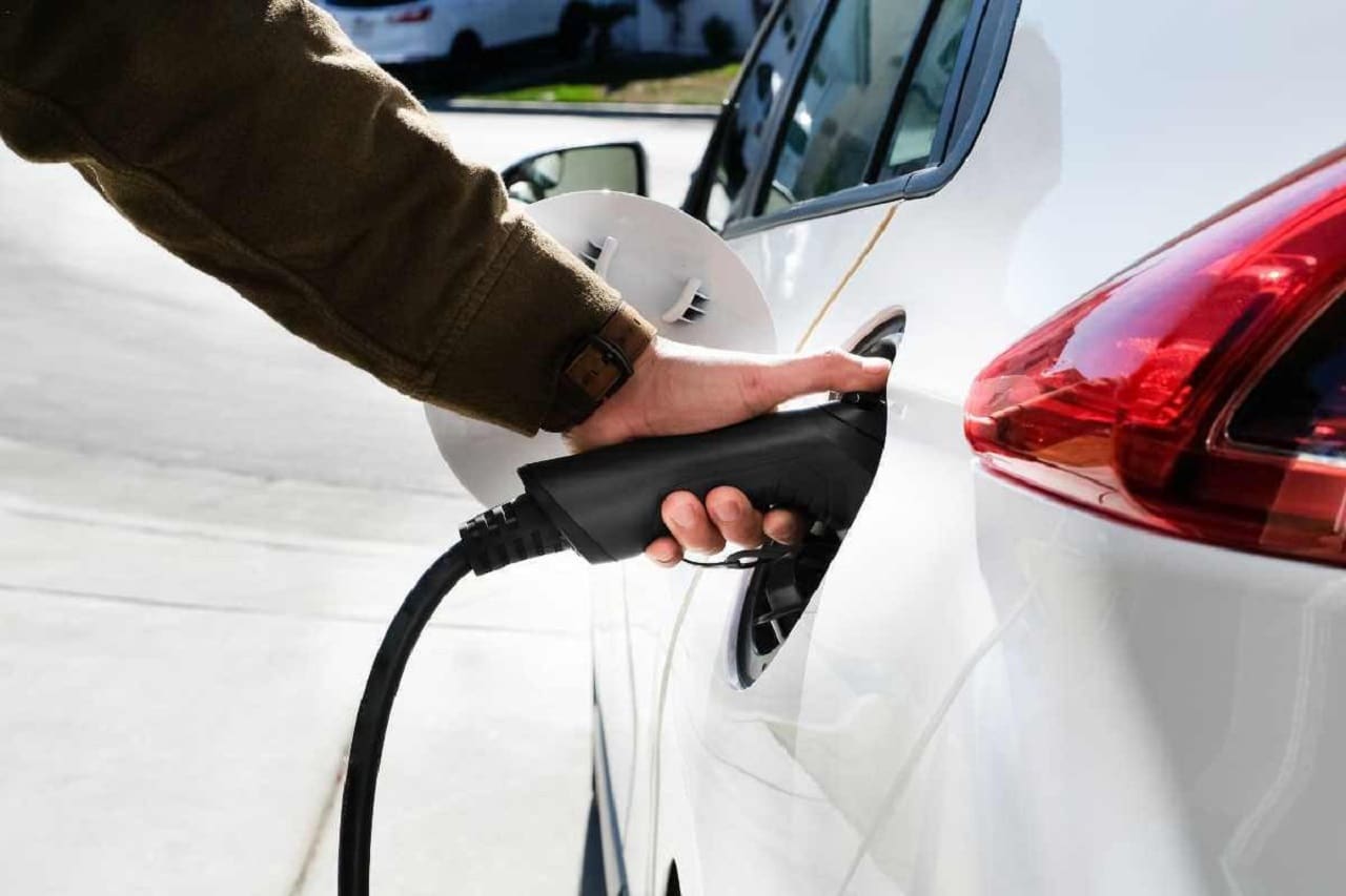 Auto elettriche: in Italia anche a marzo crescono vendite e quota di mercato