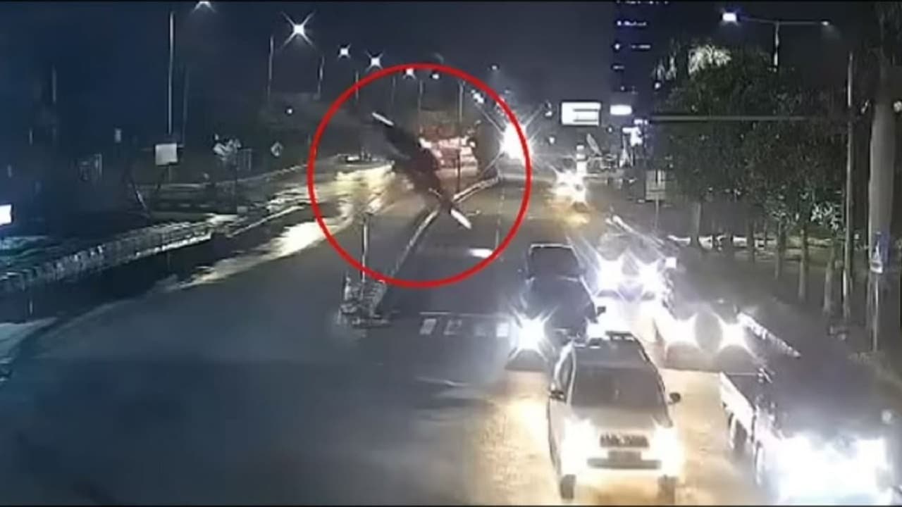 Auto finisce giù da un ponte seguendo le indicazioni del navigatore: volo di 40 metri [VIDEO]
