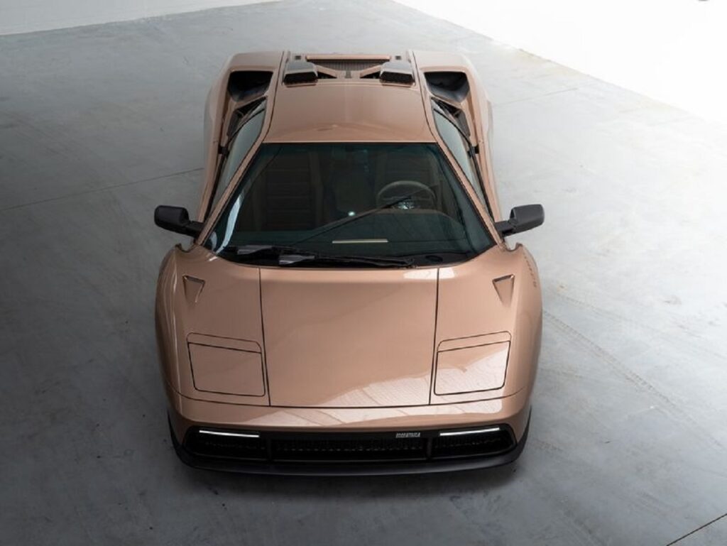 Eccentrica annuncia l’avvio della produzione della sua V12 Restomod [FOTO]